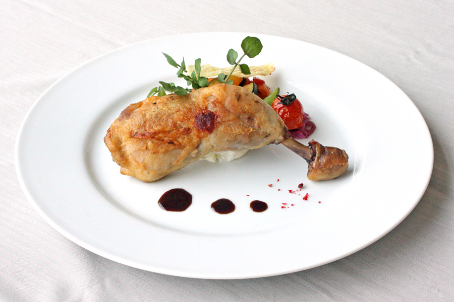 ホテルクラウンパレス小倉のランチ　メイン料理グレードアップ「骨付き鶏もも肉のコンフィー」の写真