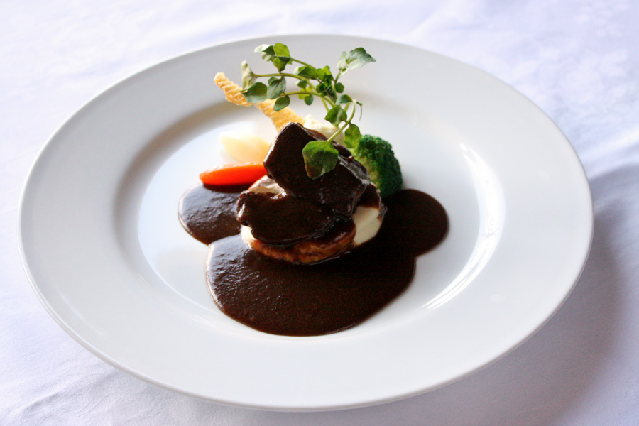 ホテルクラウンパレス小倉のランチ　メイン料理グレードアップ「牛頬肉の赤ワイン煮込み」の写真